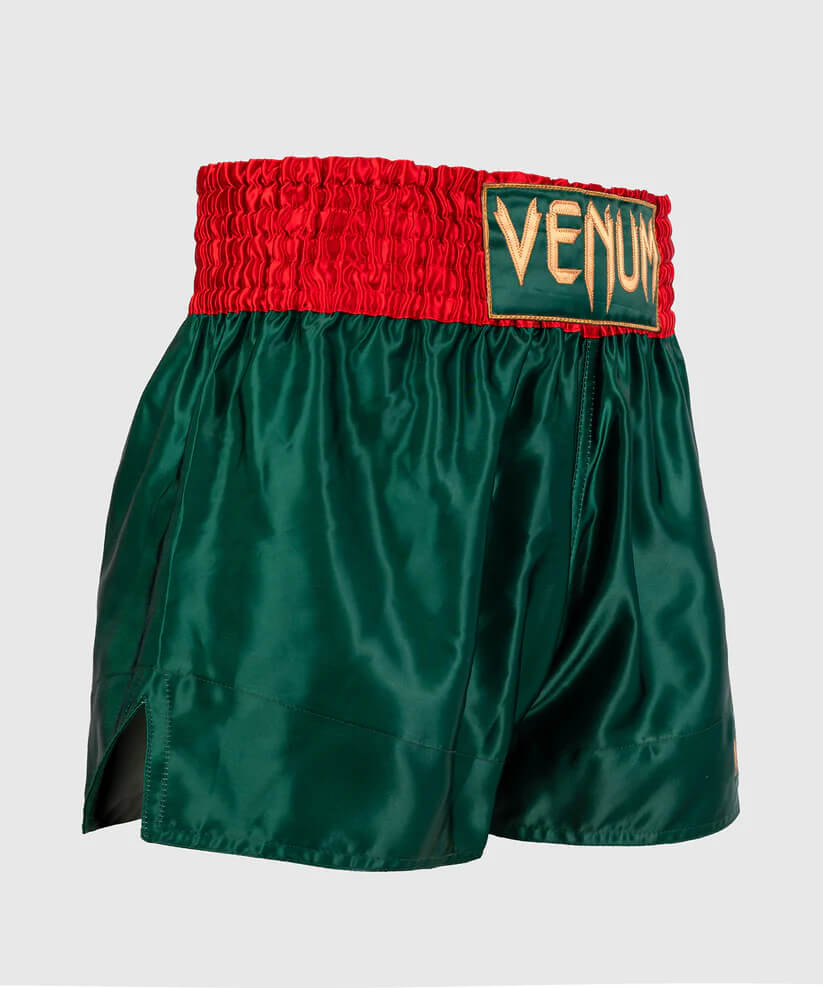 Pantaloncini Venum Muay Thai Classic Verde in satin con vita elastica. Per allenamenti e match di Thaiboxe, Kickboxing e Boxe.