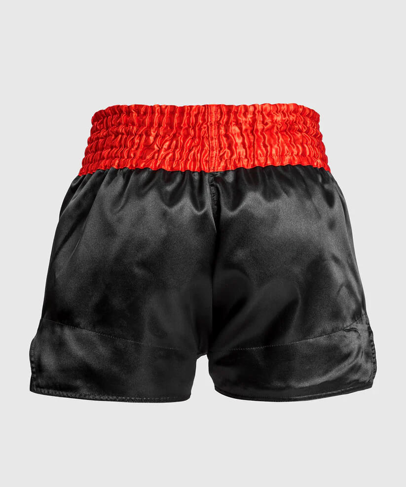 Pantaloncini Muay Thai Classic Venum Nero/Rosso/Oro realizzati in Thailandia per allenamenti e match di Muay thai e Kickboxing. In raso, con vita elastica e spacchi laterali