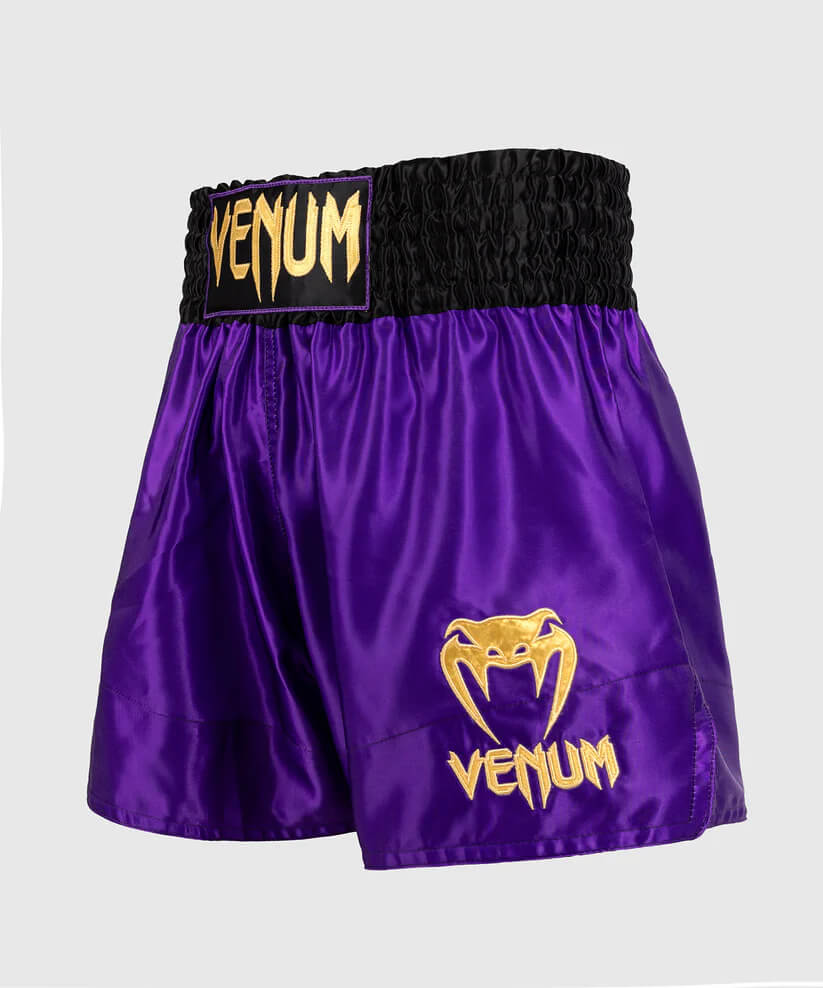 Pantaloncini Venum Muay Thai Classic Viola in satin con vita elastica. Per allenamenti e match di Thaiboxe, Kickboxing e Boxe.