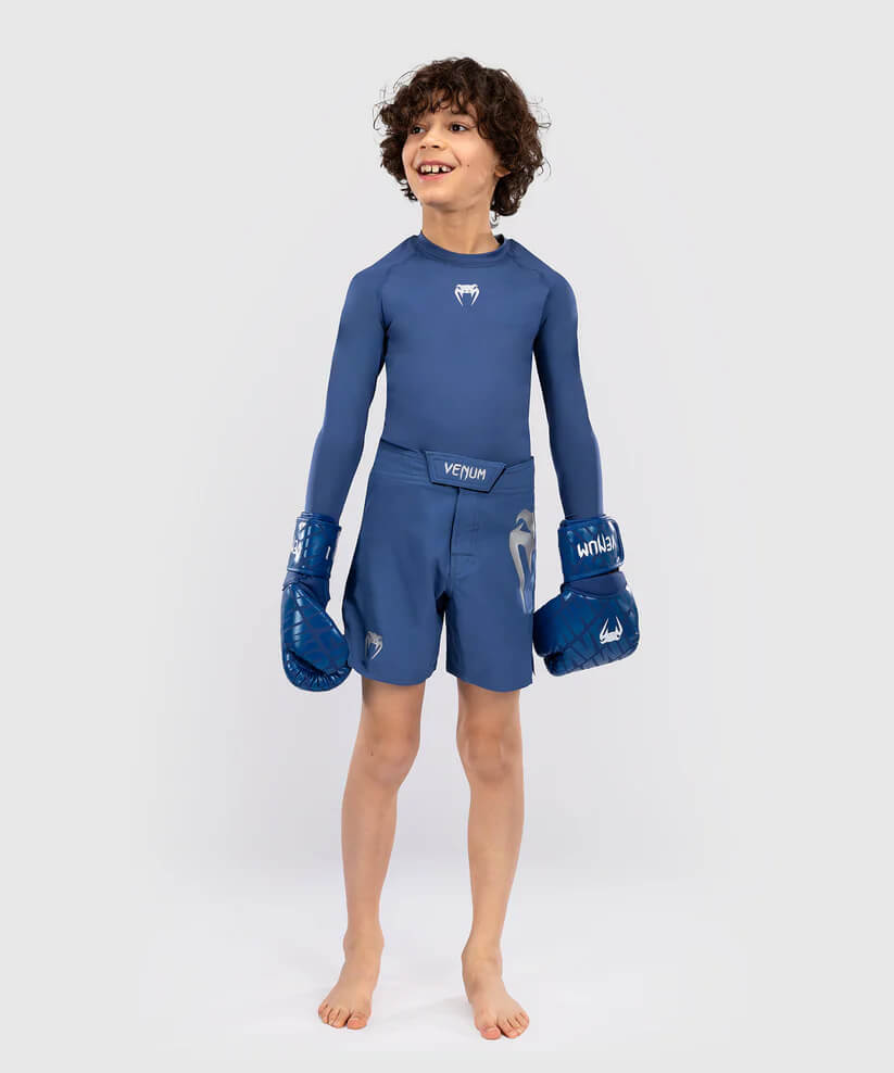 Pantaloncini Venum Per Bambini Light Blu per allenamenti e match di MMA, Grappling, Boxe, e Kickboxing. Pantaloncini da allenamento per tutti gli Sport da Combattimento