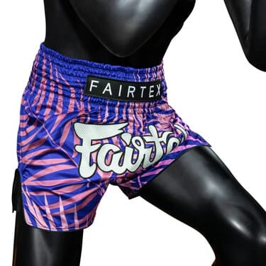 Pantaloncini Muay Thai Fairtex Enchanted Jungle Blu/Fucsia BS1944 per allenamenti e match di Muay Thai e Kickboxing. Pantaloncini Thai Fairtex Blu/Fucsia