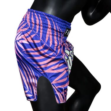 Pantaloncini Muay Thai Fairtex Enchanted Jungle Blu/Fucsia BS1944 per allenamenti e match di Muay Thai e Kickboxing. Pantaloncini Thai Fairtex Blu/Fucsia