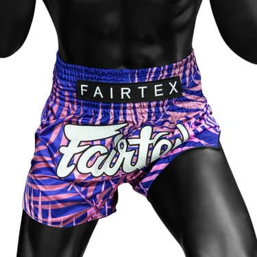 Pantaloncini Muay Thai Fairtex Enchanted Jungle Blu/Fucsia BS1944 per allenamenti e match di Muay Thai e Kickboxing. Pantaloncini Thai Fairtex Blu/Fucsia