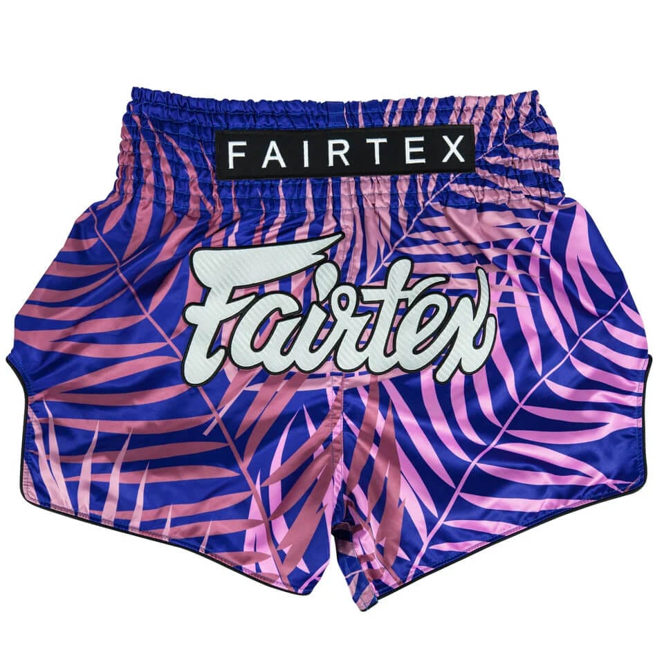 Pantaloncini Muay Thai Fairtex Enchanted Jungle Blu/Fucsia BS1944 per allenamenti e match di Muay Thai e Kickboxing. Pantaloncini Thai Fairtex Blu/Fucsia