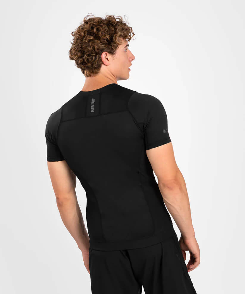 Rashguard a maniche corte Venum G-Fit Air Nero. T-shirt elastica a compressione ideale per l'allenamento di MMA, Grappling, BJJ No Gi e Sport da Combattimento.