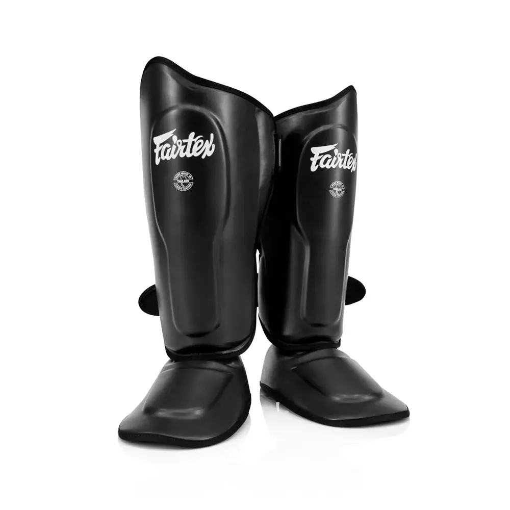 Paratibie Fairtex Ultra Ergo SP9 Nero per allenamenti di Muay Thai, MMA e Kickboxing. Forma ergonomica, massima libertà di movimento dell'articolazione e protezione totale.
