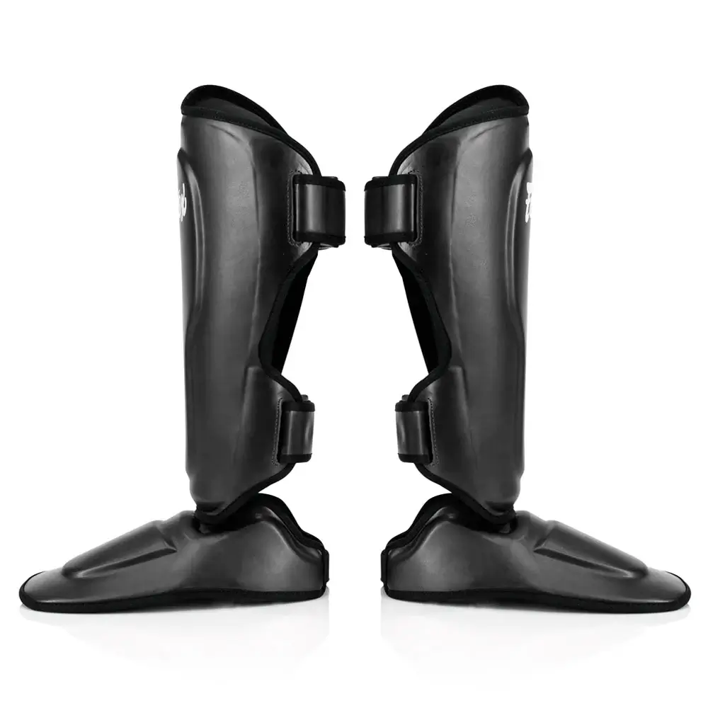 Paratibie Fairtex Ultra Ergo SP9 Nero per allenamenti di Muay Thai, MMA e Kickboxing. Forma ergonomica, massima libertà di movimento dell'articolazione e protezione totale.