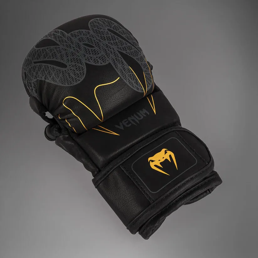 Guanti MMA Sparring Venum Serpenti Nero/Argento/Oro per allenamenti e match amatoriali di Mixed Martial Arts. Pollice coperto e forma anti Eye Poke.