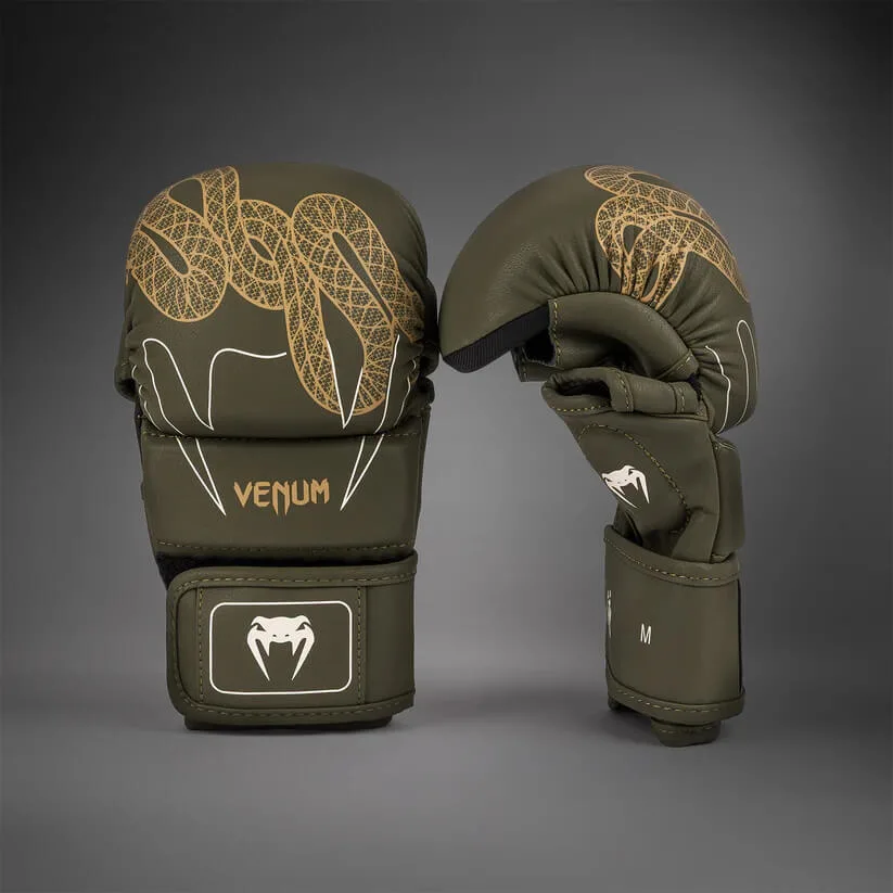 Guanti MMA Sparring Venum Serpenti Nero/Argento/Oro per allenamenti e match amatoriali di Mixed Martial Arts. Pollice coperto e forma anti Eye Poke.