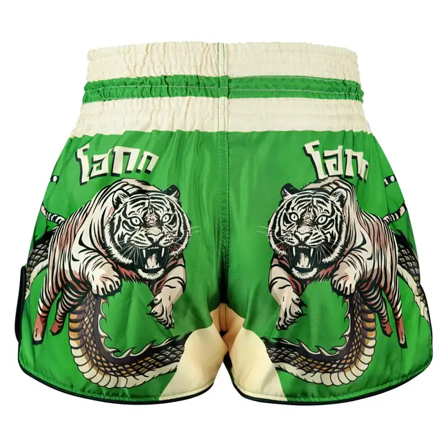 Pantaloncini Muay Thai Tuff Payak Claws of Glory Verde per match e allenamenti di Muay Thai e Kickboxing. Pantaloncini Made in Thailand.