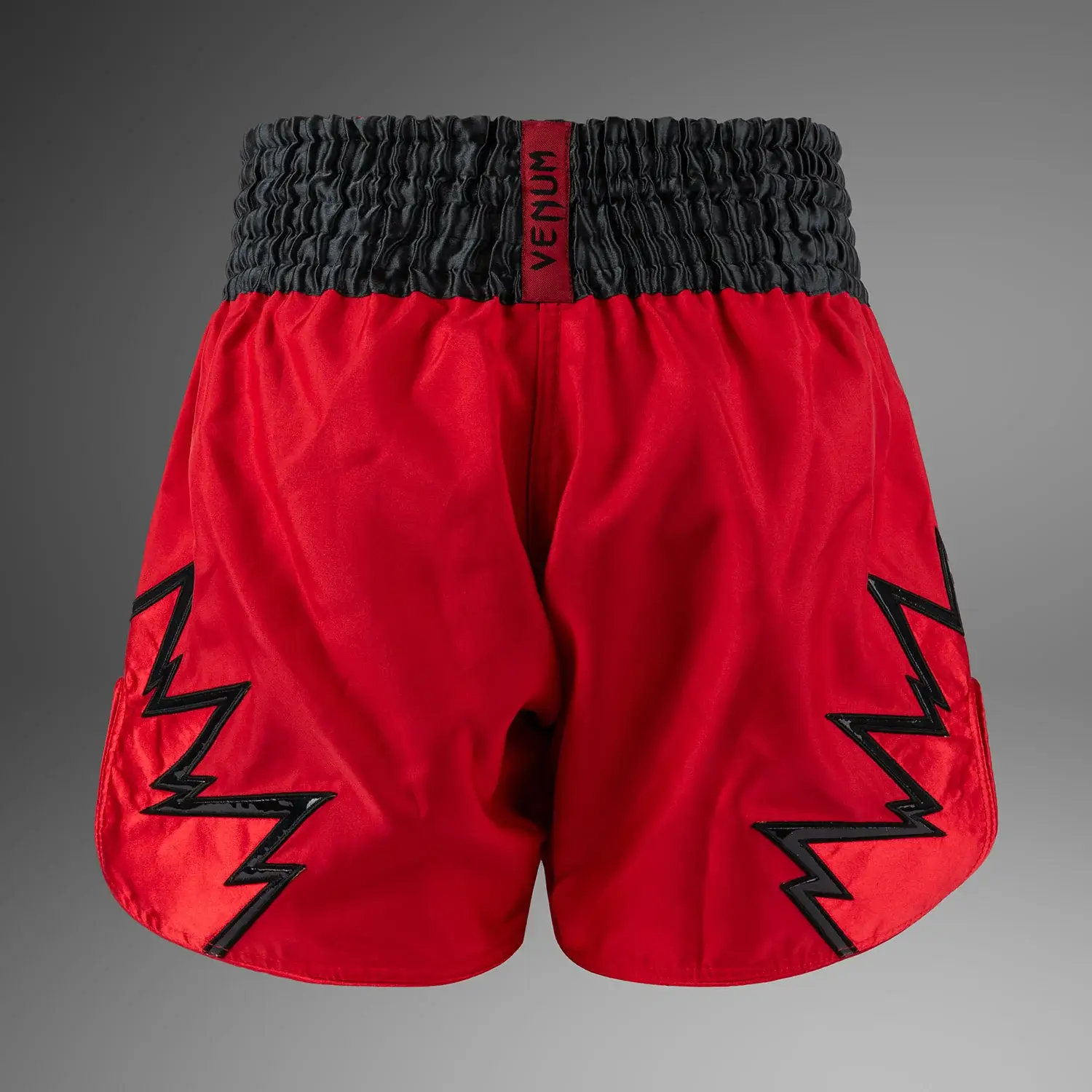 Pantaloncini Muay Thai Venum Inferno Rosso/Grigio per allenamenti e Match di Muay Thai e Kickboxing. Realizzati in Thailandia