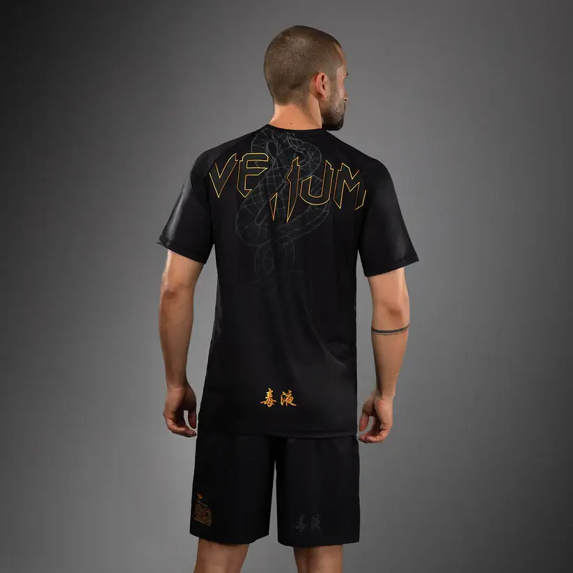 T-Shirt Dry Tech Venum Serpenti Nero/Argento/Oro per allenamenti di Boxe, Kickboxing e Muay Thai. T-Shirt tecnica che non assorbe il sudore.