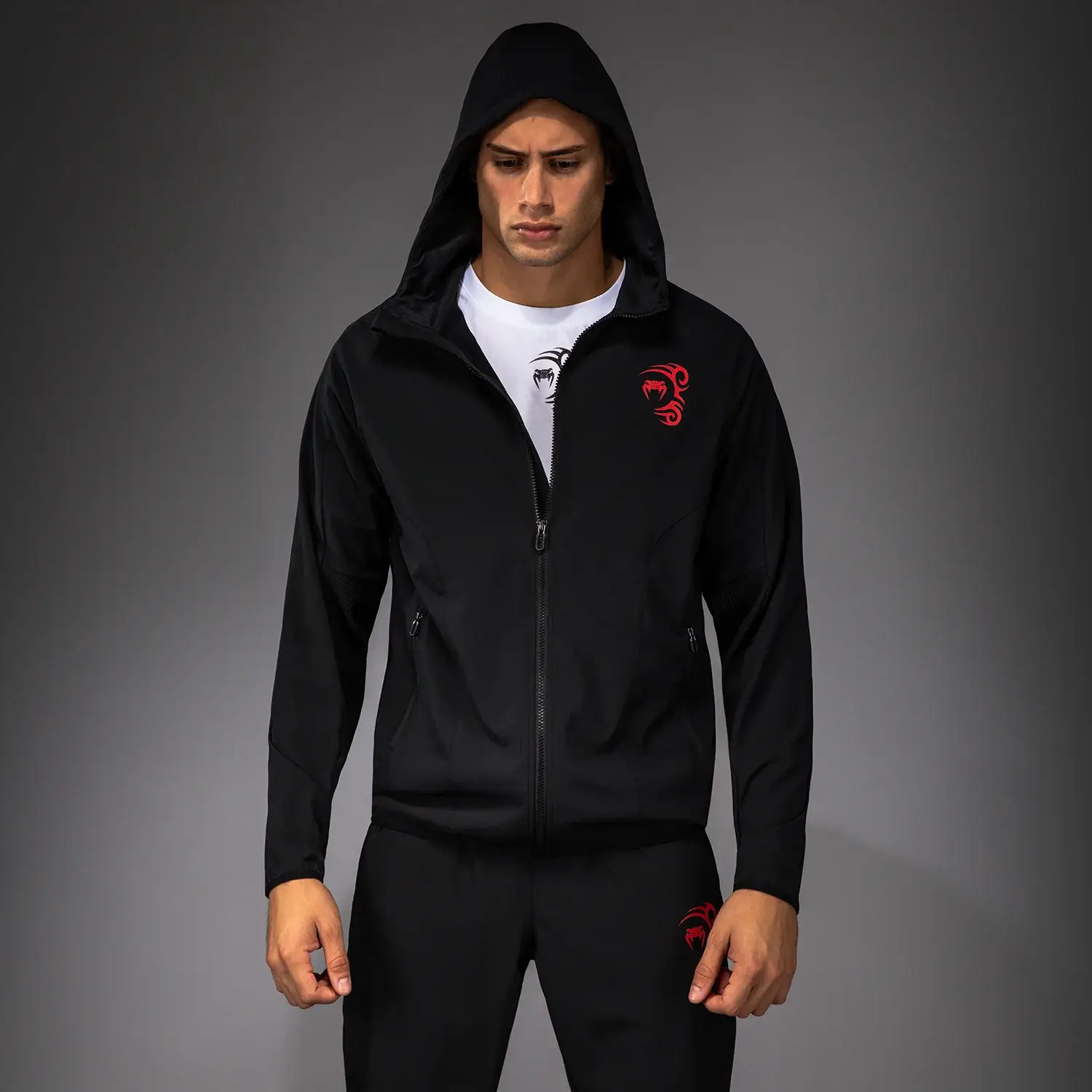 Giacca con cappuccio e zip Mike Tyson Tiger x Venum Nero in tessuto tecnico. Per appassionati di Boxe e Sport da Combattimento da usare come pre o post allenamento o nel tempo libero.