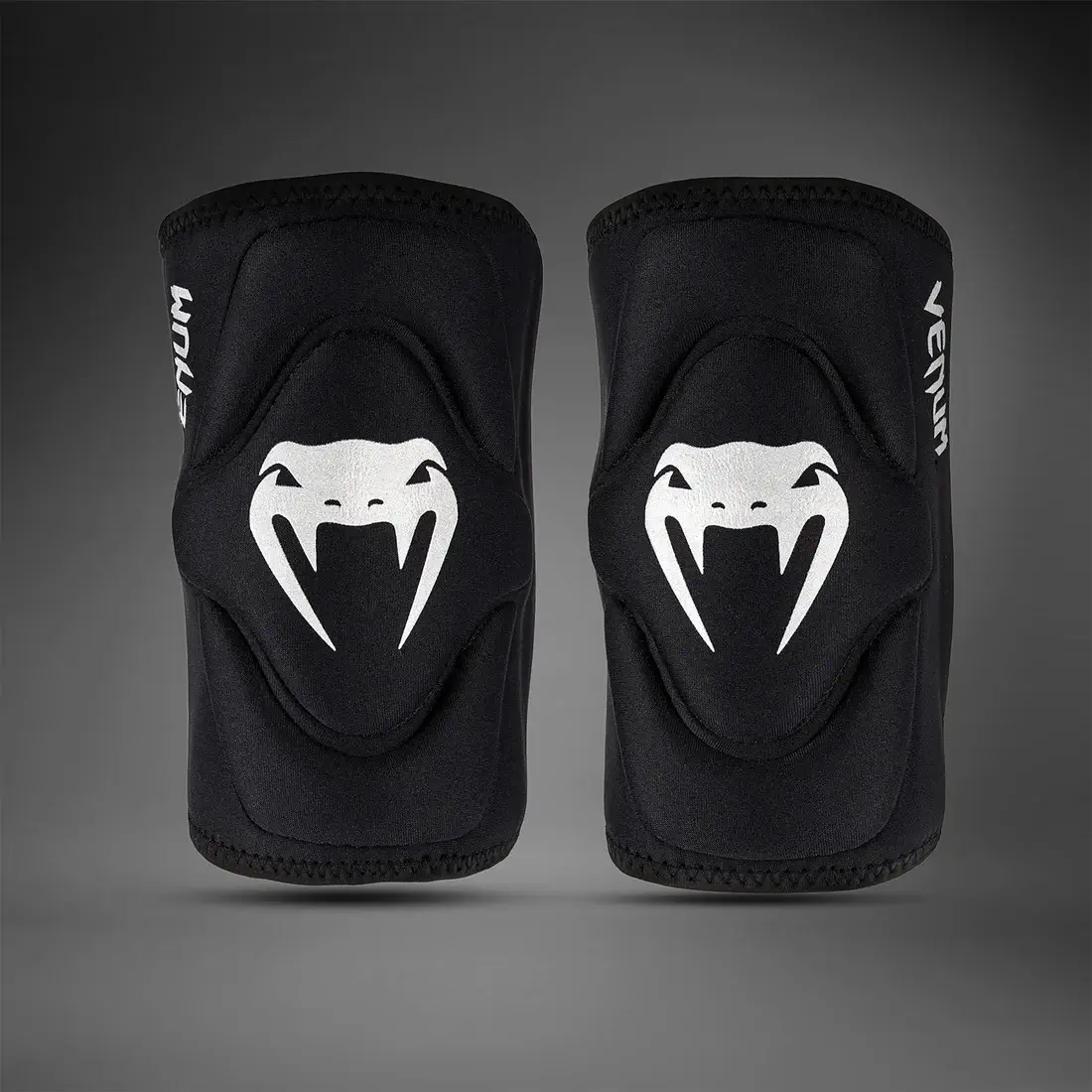 Ginocchiere Venum Kontact Nero/Argento VENUM-0178-128-S per allenamenti di MMA, Grappling, No Gi, Wrestling. Realizzate in Neoprene non si deformano e non si allargano. Resistenti.