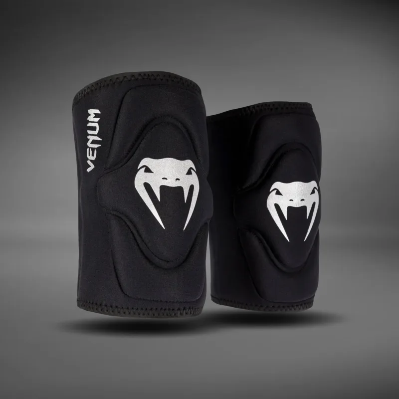 Ginocchiere Venum Kontact Nero/Argento VENUM-0178-128-S per allenamenti di MMA, Grappling, No Gi, Wrestling. Realizzate in Neoprene non si deformano e non si allargano. Resistenti.
