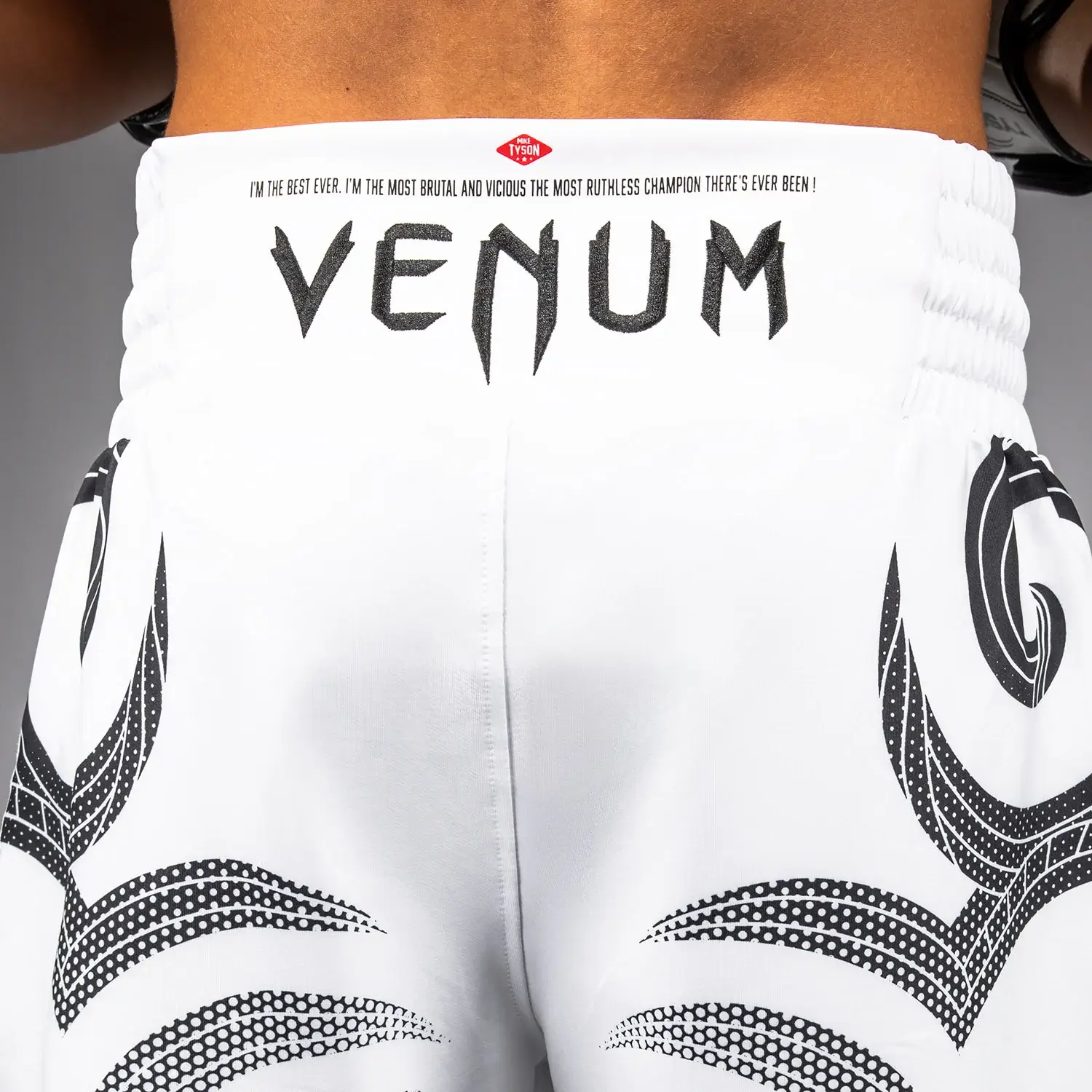 Pantaloncini Boxe Mike Tyson Tiger Venum Bianco-Nero Edizione Limitata per allenamenti e competizioni ufficiali di Pugilato.