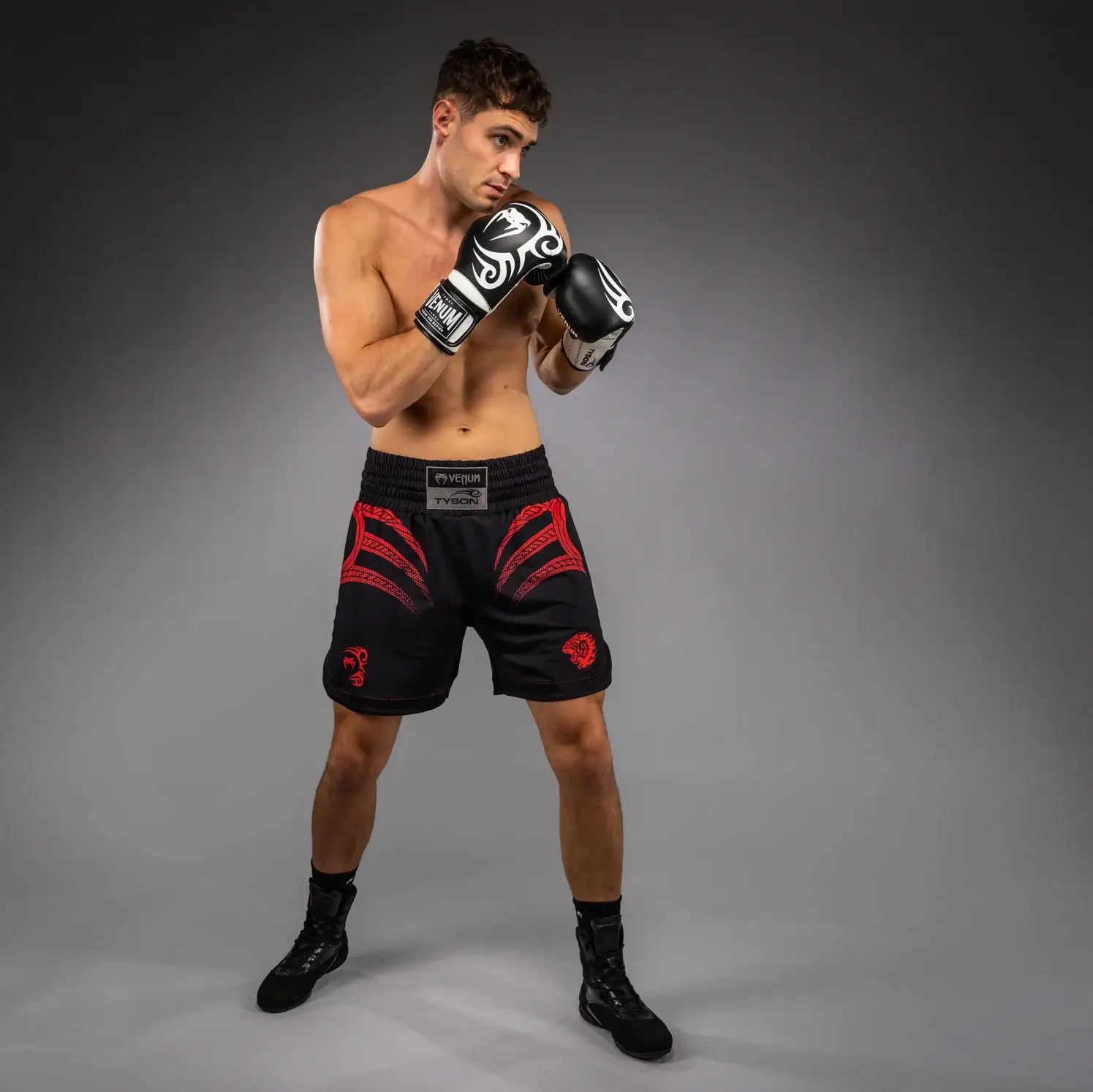 Pantaloncini Boxe Mike Tyson Tiger Venum Nero-Rosso Edizione Limitata per allenamenti e competizioni ufficiali di Pugilato.