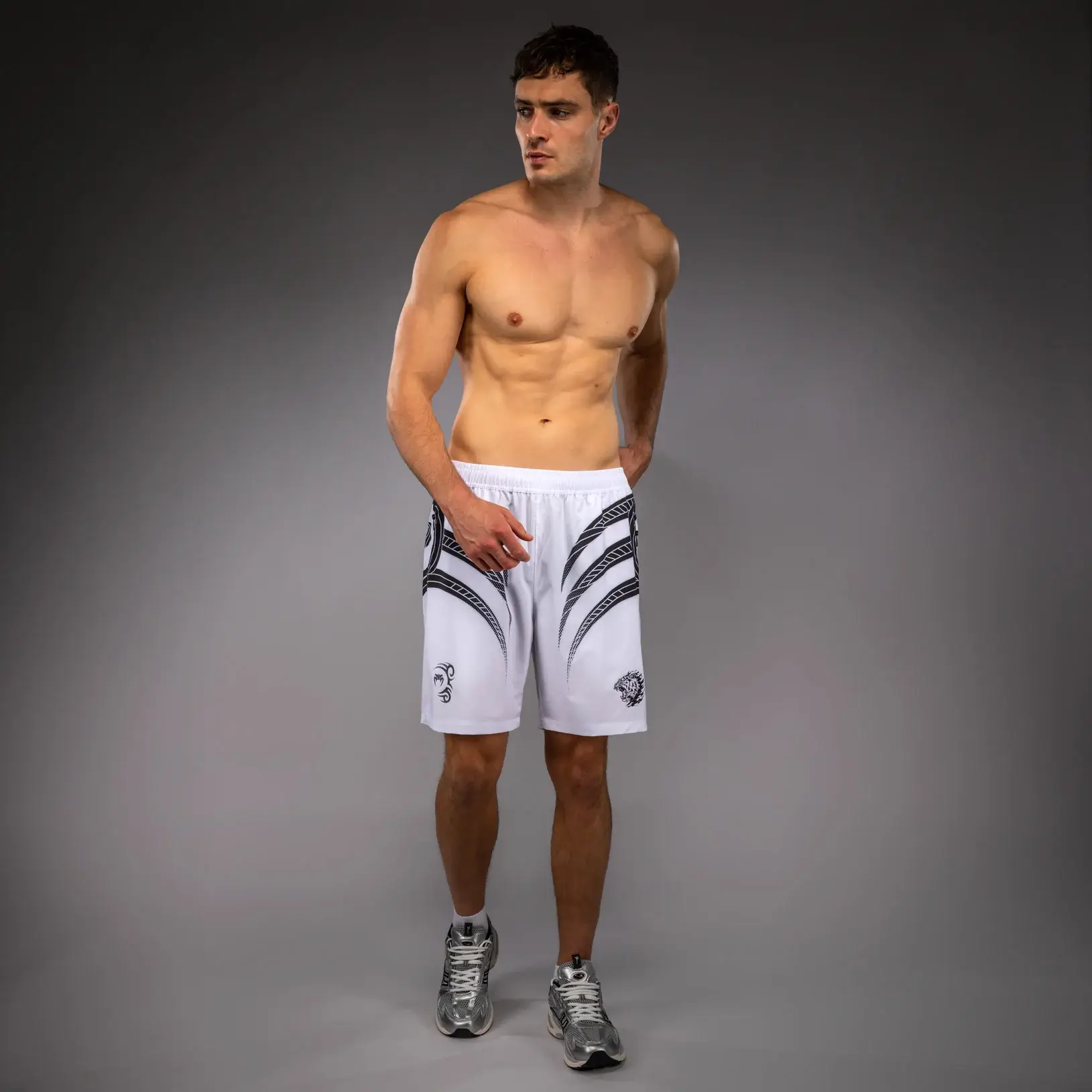 Pantaloncini da allenamento Venum Mike Tyson Tiger Bianco-Nero in tessuto tecnico e traspirante.