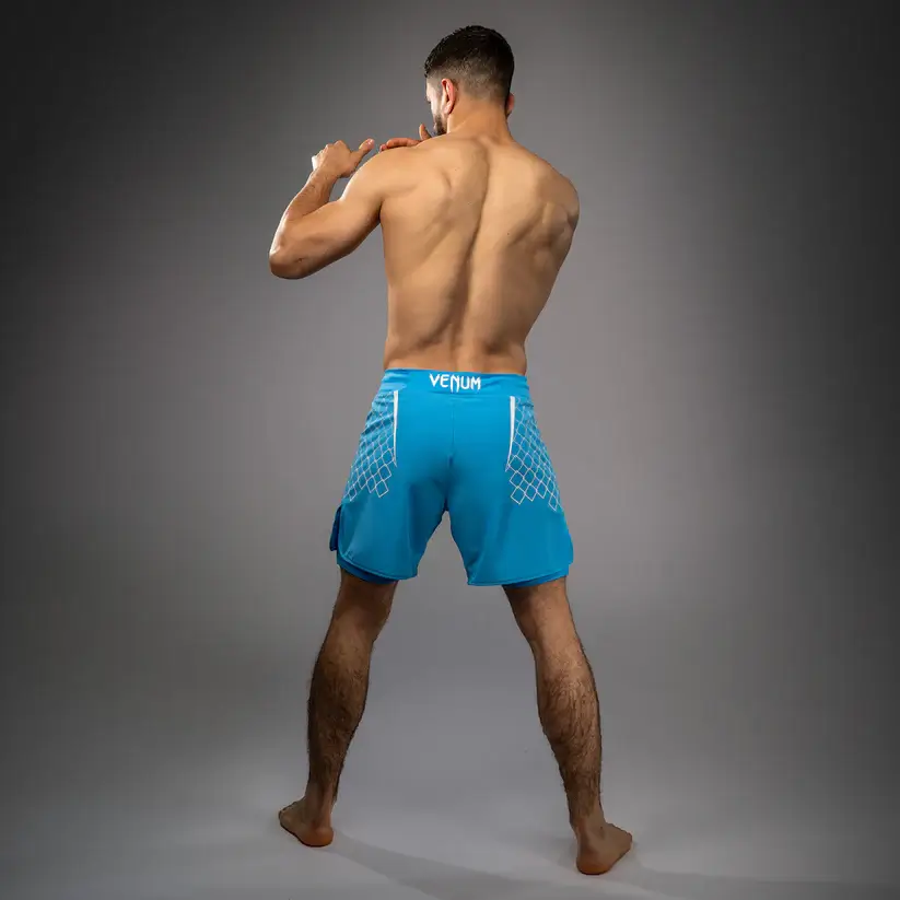 Pantaloncini MMA Venum X WOW Pacific Blue, divisa ufficiale della promotion spagnola Way of Warrior di Ilia Topuria. Ottimi anche per chi pratica Boxe, Grappling, BJJ No Gi e Kickboxing