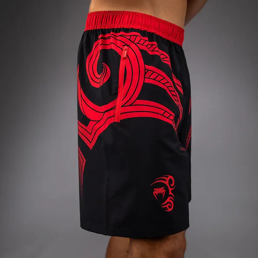 Pantaloncini da allenamento Venum Mike Tyson Tiger Nero-Rosso in tessuto tecnico e traspirante.