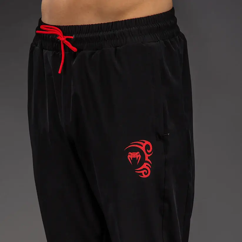 Pantaloni Mike Tyson Tiger x Venum Nero in tessuto tecnico. Per appassionati di Boxe e Sport da Combattimento da usare come pre o post allenamento o nel tempo libero. Con tasche zippate.