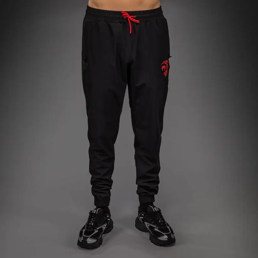 Pantaloni Mike Tyson Tiger x Venum Nero in tessuto tecnico. Per appassionati di Boxe e Sport da Combattimento da usare come pre o post allenamento o nel tempo libero. Con tasche zippate.