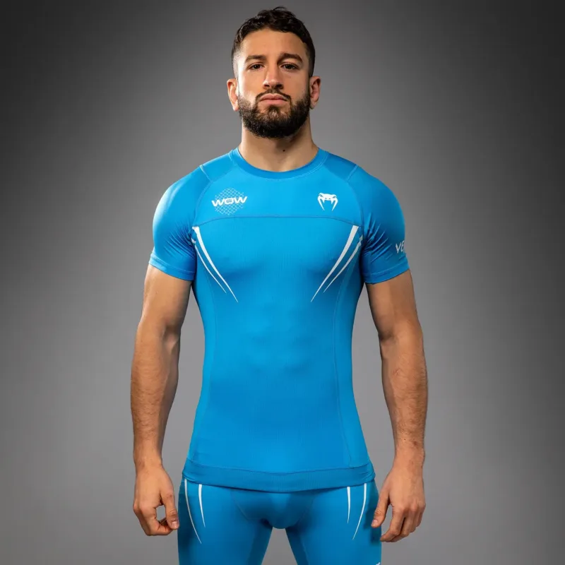 Rashguard MMA Venum X WOW Pacific Blue, VENUM-05921-004. Divisa ufficiale della promotion spagnola Way of Warrior di Ilia Topuria. Ottimi anche per chi pratica Boxe, Grappling, BJJ No Gi e Kickboxing