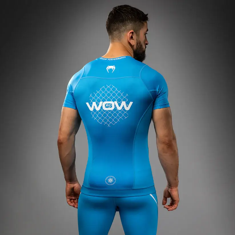 Rashguard MMA Venum X WOW Pacific Blue, VENUM-05921-004. Divisa ufficiale della promotion spagnola Way of Warrior di Ilia Topuria. Ottimi anche per chi pratica Boxe, Grappling, BJJ No Gi e Kickboxing