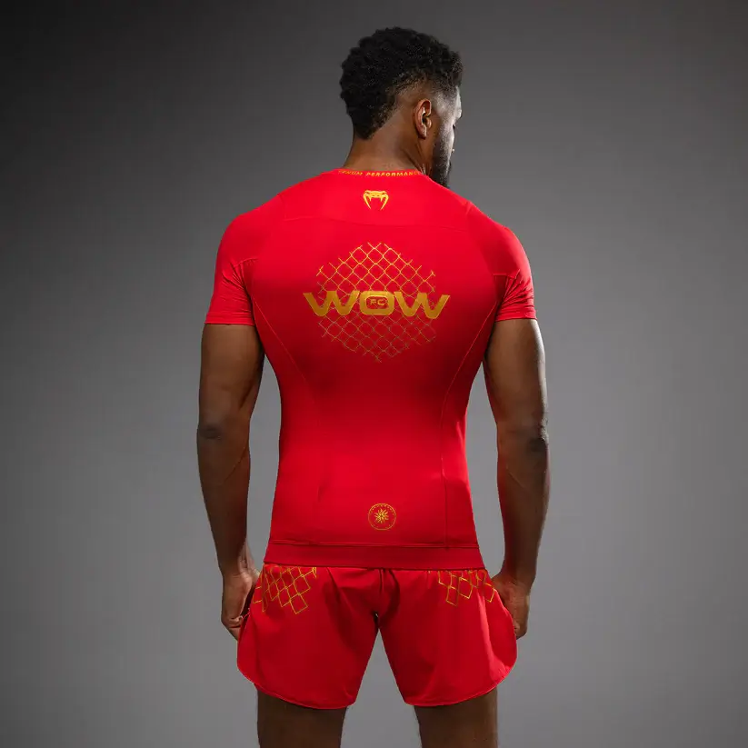 Rashguard MMA Venum X WOW Fury Red, VENUM-05921-003. Divisa ufficiale della promotion spagnola Way of Warrior di Ilia Topuria. Ottimi anche per chi pratica Boxe, Grappling, BJJ No Gi e Kickboxing