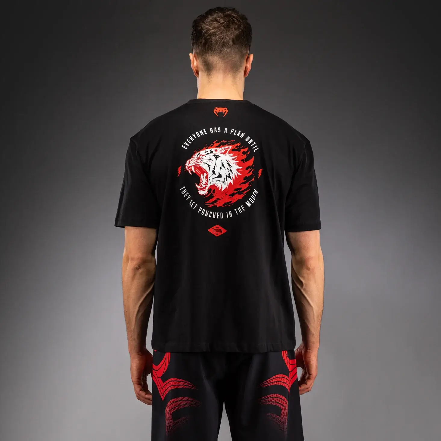 T-shirt cotone Mike Tyson Tiger Venum Nero-Rosso per appassionati di Pugilato e Sport da Combattimento, da usare in allenamento o tempo libero.