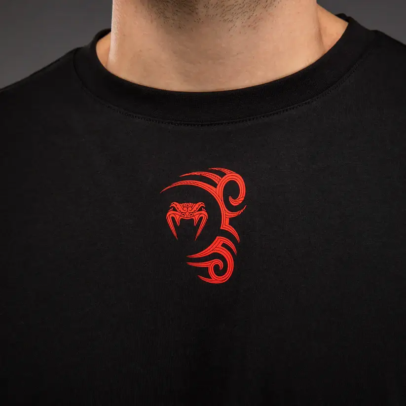 T-shirt cotone Mike Tyson Tiger Venum Nero-Rosso per appassionati di Pugilato e Sport da Combattimento, da usare in allenamento o tempo libero.