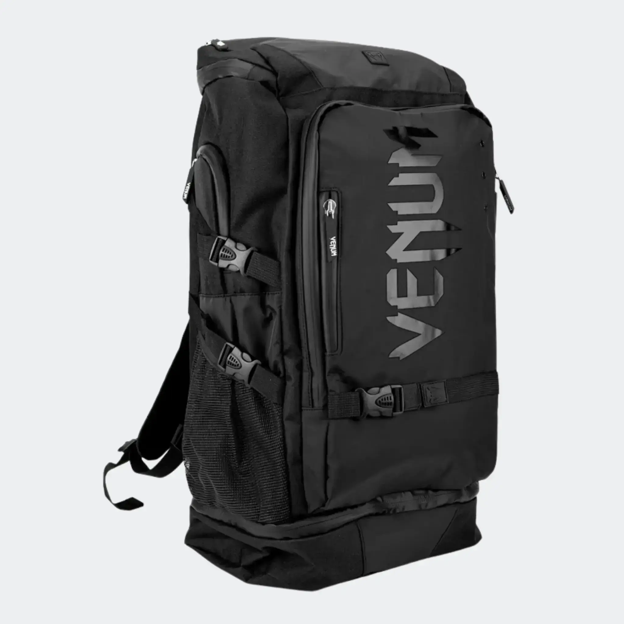 Zaino Venum Challenger Xtrem Evo Nero per attrezzatura MMA, Muay Thai, Kickboxing, Boxe e BJJ. Zaino estendibile ottimo per viaggiare e per le trasferte gara.