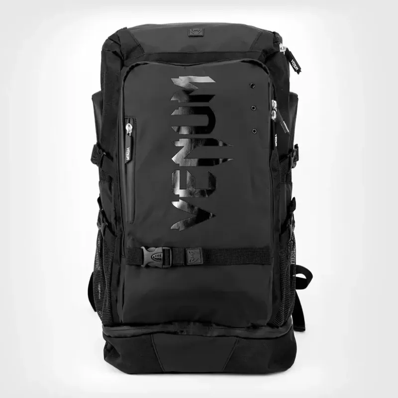 Zaino Venum Challenger Xtrem Evo Nero per attrezzatura MMA, Muay Thai, Kickboxing, Boxe e BJJ. Zaino estendibile ottimo per viaggiare e per le trasferte gara.