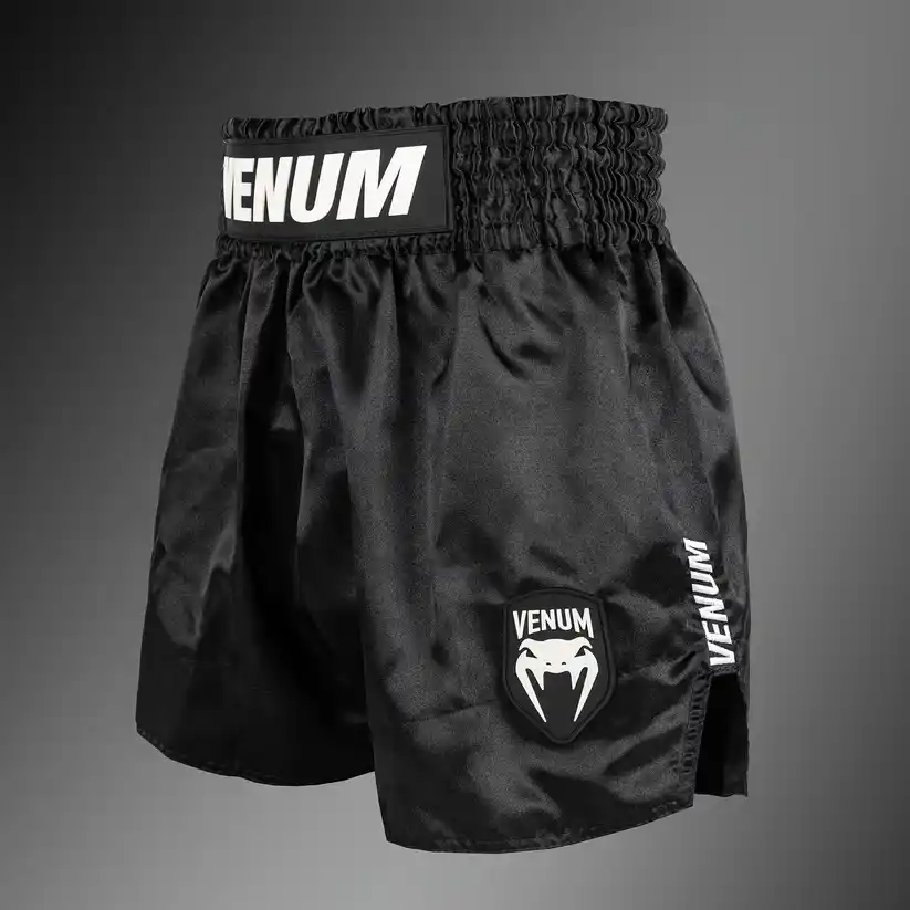 Pantaloncini Venum Classic Evo Nero-bianco per Muay Thai e Kickboxing in raso, con vita elastica, unisex.