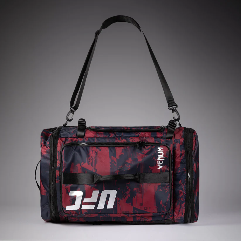 Borsone Sportivo convertibile in Zaino UFC Zenith by Venum Borgogna. Capiente, pratico e di alta qualità per chi fa MMA e Sport da Combattimento, per la palestra e le trasferte di gara.