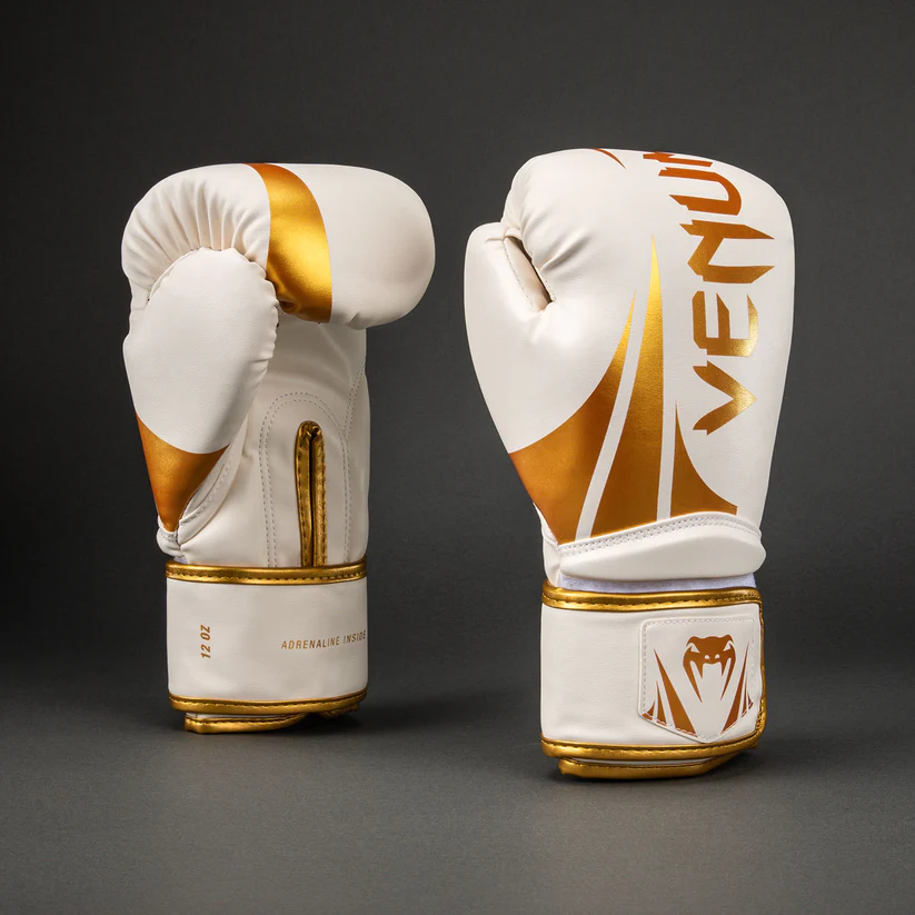 Guantoni Venum Challenger 2.5 Bianco/Oro VENUM-06043-226 per allenamenti e match di Boxe, Kickboxing e Muay Thai.