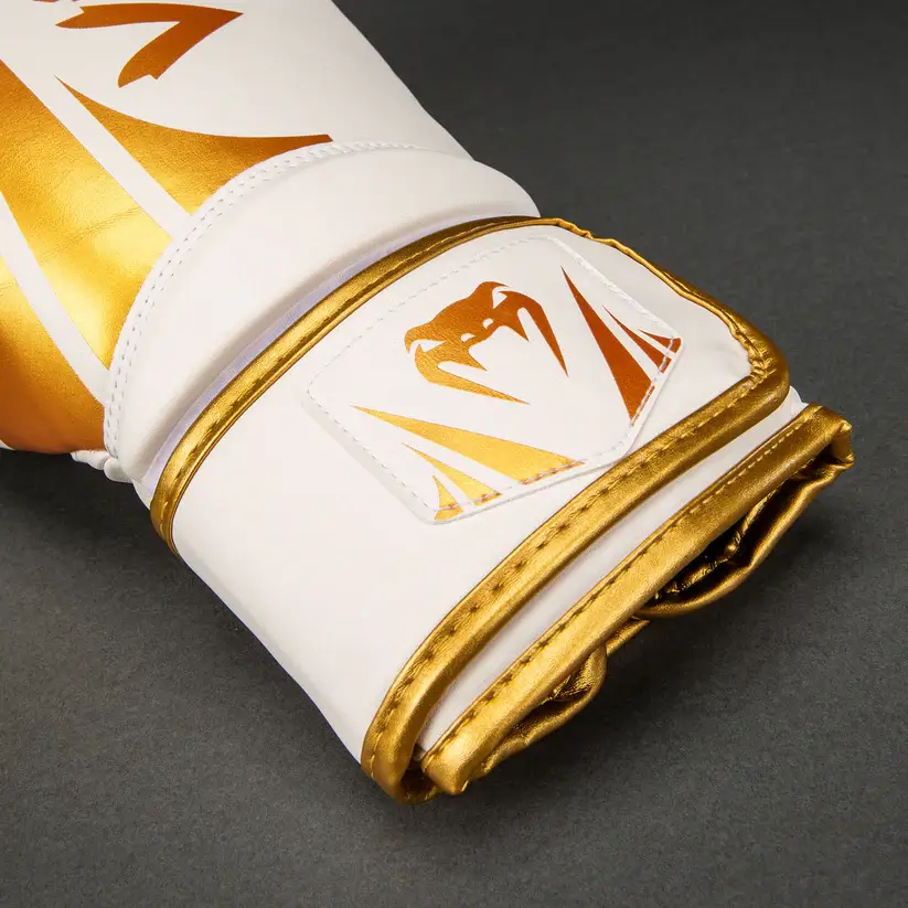 Guantoni Venum Challenger 2.5 Bianco/Oro VENUM-06043-226 per allenamenti e match di Boxe, Kickboxing e Muay Thai.