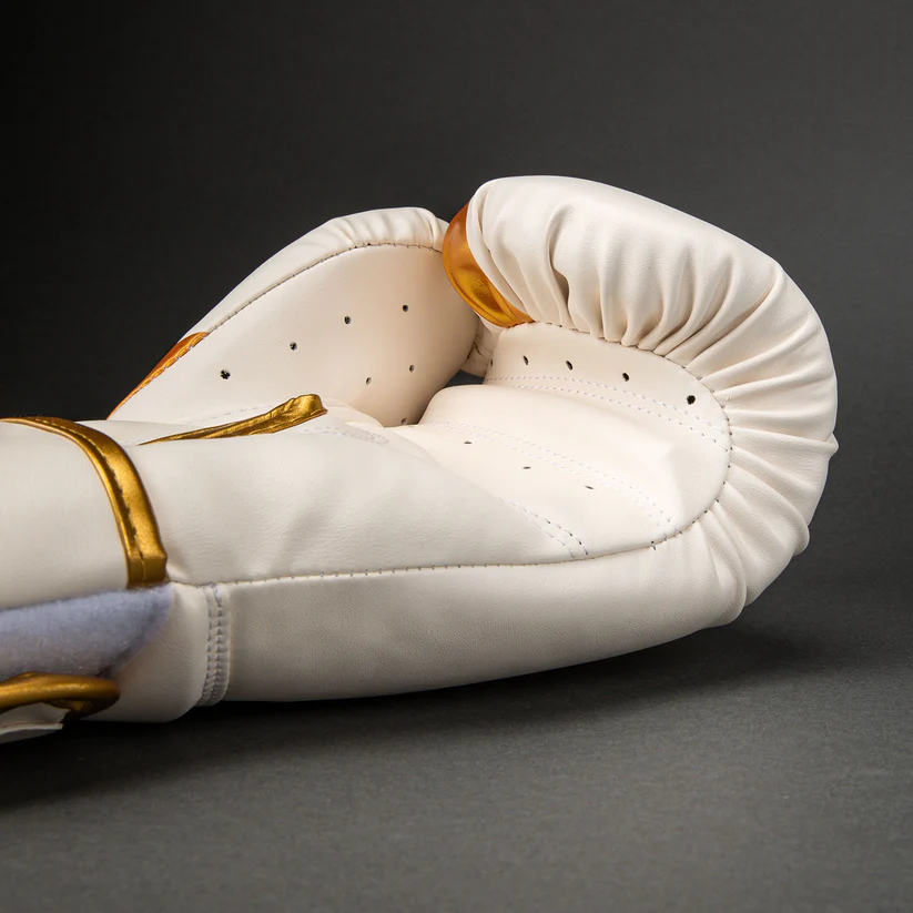 Guantoni Venum Challenger 2.5 Bianco/Oro VENUM-06043-226 per allenamenti e match di Boxe, Kickboxing e Muay Thai.