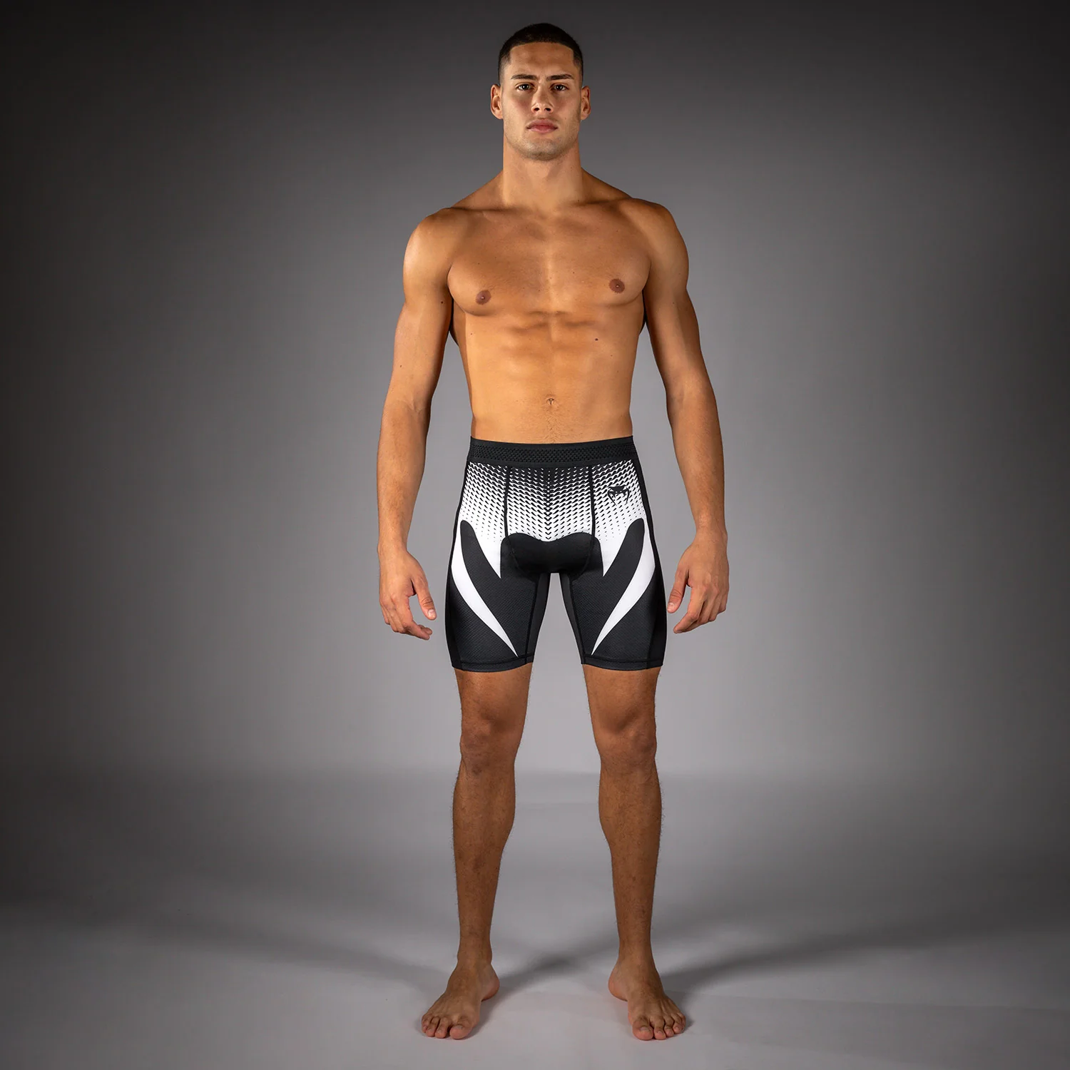 Pantaloncini Vale Tudo Venum No Gi Nero/Bianco VENUM-05918-108 per allenamenti e match di Grappling, MMA e No Gi. Pantaloncini a compressione effetto seconda pelle. IBJJF Approved