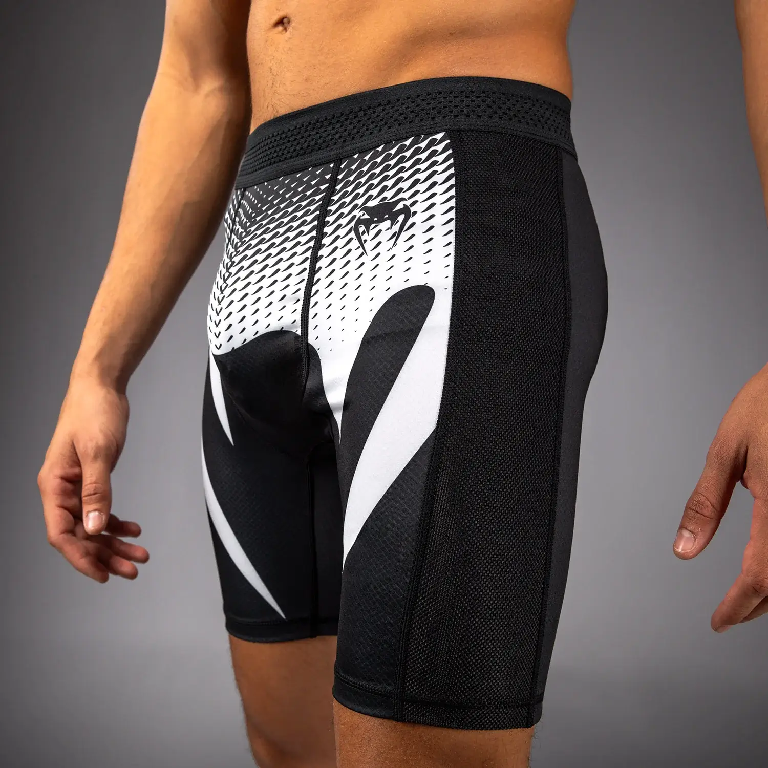 Pantaloncini Vale Tudo Venum No Gi Nero/Bianco VENUM-05918-108 per allenamenti e match di Grappling, MMA e No Gi. Pantaloncini a compressione effetto seconda pelle. IBJJF Approved