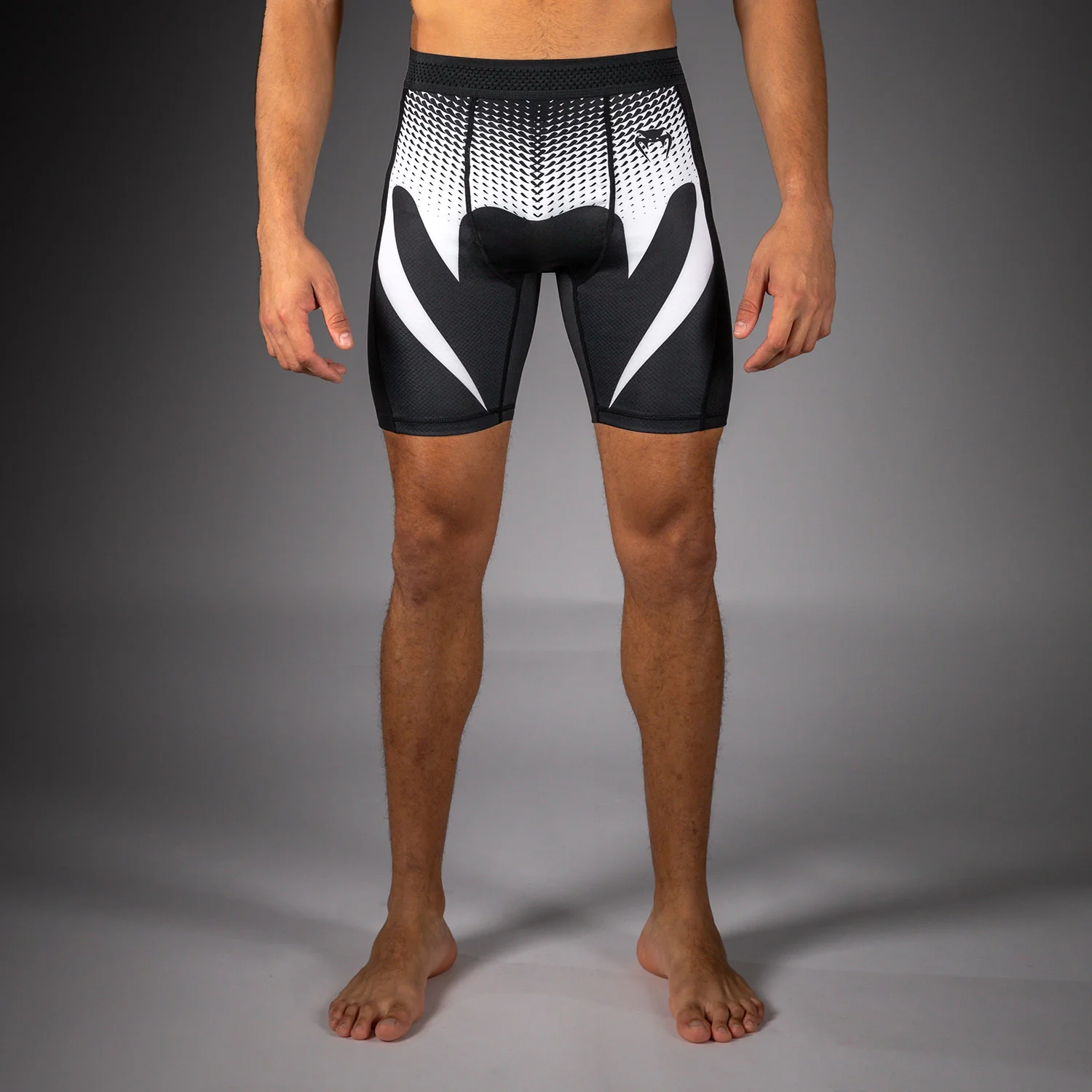 Pantaloncini Vale Tudo Venum No Gi Nero/Bianco VENUM-05918-108 per allenamenti e match di Grappling, MMA e No Gi. Pantaloncini a compressione effetto seconda pelle. IBJJF Approved