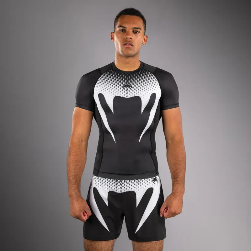 Rashguard Venum No Gi Nero/Bianco per competizioni e allenamenti di Grappling, MMA, Boxe, Kickboxing. Rashguard IBJJF Approved. Tessuto tecnico a compressione.