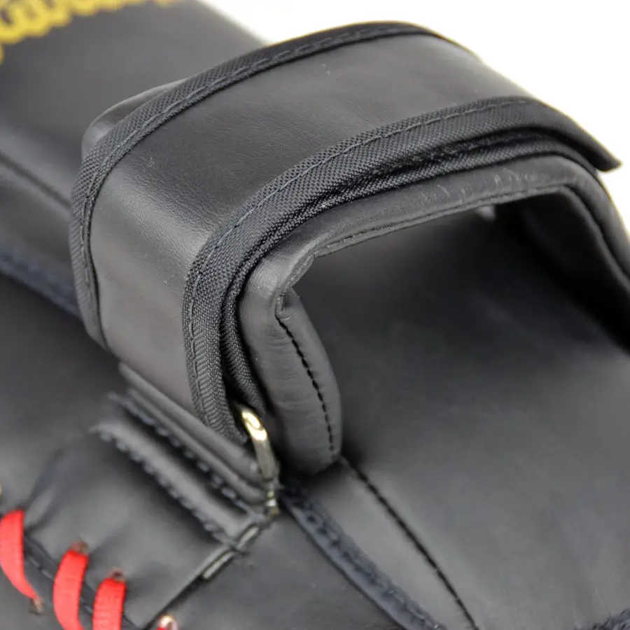 Colpitori Pao Small Fairtex Microfiber KPLC6 Curved Nero/Oro con imbottitura e protezione avambraccio per Maestri e Trainer di Muay Thai, Kickboxing ed MMA. Imbottitura Extra e protezione totale negli allenamenti. Piccoli, maneggevoli e robusti.