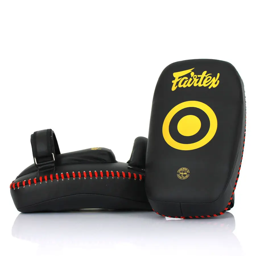 Colpitori Pao Small Fairtex Microfiber KPLC6 Curved Nero/Oro con imbottitura e protezione avambraccio per Maestri e Trainer di Muay Thai, Kickboxing ed MMA. Imbottitura Extra e protezione totale negli allenamenti. Piccoli, maneggevoli e robusti.