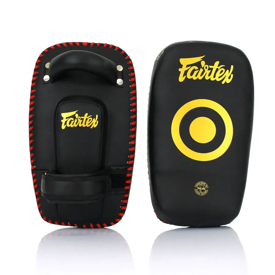Colpitori Pao Small Fairtex Microfiber KPLC6 Curved Nero/Oro con imbottitura e protezione avambraccio per Maestri e Trainer di Muay Thai, Kickboxing ed MMA. Imbottitura Extra e protezione totale negli allenamenti. Piccoli, maneggevoli e robusti.