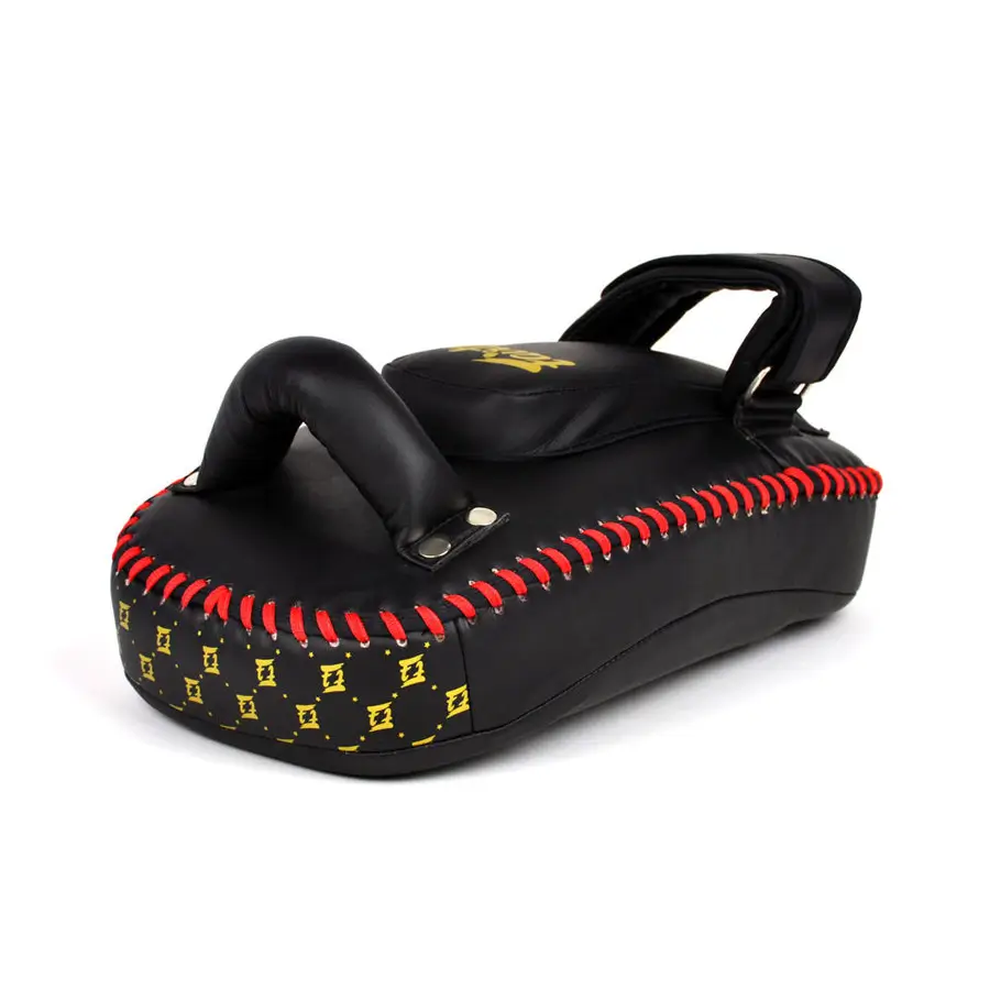 Colpitori Pao Small Fairtex Microfiber KPLC6 Curved Nero/Oro con imbottitura e protezione avambraccio per Maestri e Trainer di Muay Thai, Kickboxing ed MMA. Imbottitura Extra e protezione totale negli allenamenti. Piccoli, maneggevoli e robusti.