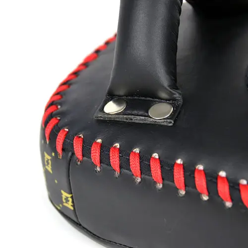 Colpitori Pao Small Fairtex Microfiber KPLC6 Curved Nero/Oro con imbottitura e protezione avambraccio per Maestri e Trainer di Muay Thai, Kickboxing ed MMA. Imbottitura Extra e protezione totale negli allenamenti. Piccoli, maneggevoli e robusti.