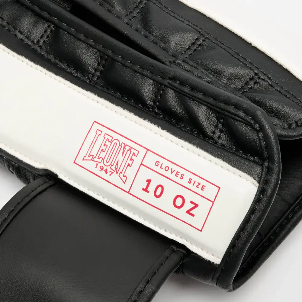 Guantoni Leone 1947 Stripe 47 Nero per principianti che praticano Boxe, Muay Thai o Kickboxing. Chiusura con velcro e loghi e dettagli in bianco