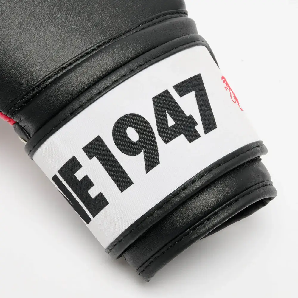 Guantoni Leone 1947 Stripe 47 Nero per principianti che praticano Boxe, Muay Thai o Kickboxing. Chiusura con velcro e loghi e dettagli in bianco