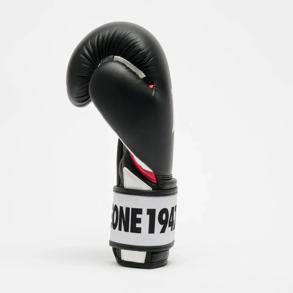 Guantoni Leone 1947 Stripe 47 Nero per principianti che praticano Boxe, Muay Thai o Kickboxing. Chiusura con velcro e loghi e dettagli in bianco